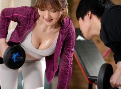 Chàng trai số hưởng và nữ PT gợi cảm không rời nhau ra được