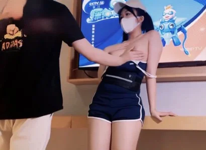 Em nhân viên xinh đẹp bán TV gặp vị khách may mắn