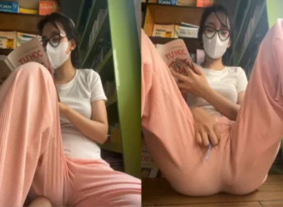 Em út vừa đọc sách vừa nhét sextoy sâu vào lồn