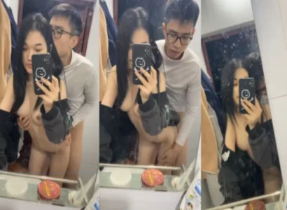 Hai bạn sinh viên đang làm tình nhau trước gương
