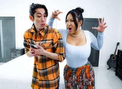 Anh con trai khiến mẹ kế xăm trổ hàng múp đạt cực khoái