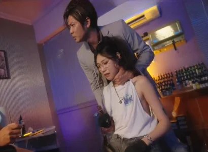 Cô gái chủ tiệm bị nện bởi tập thể